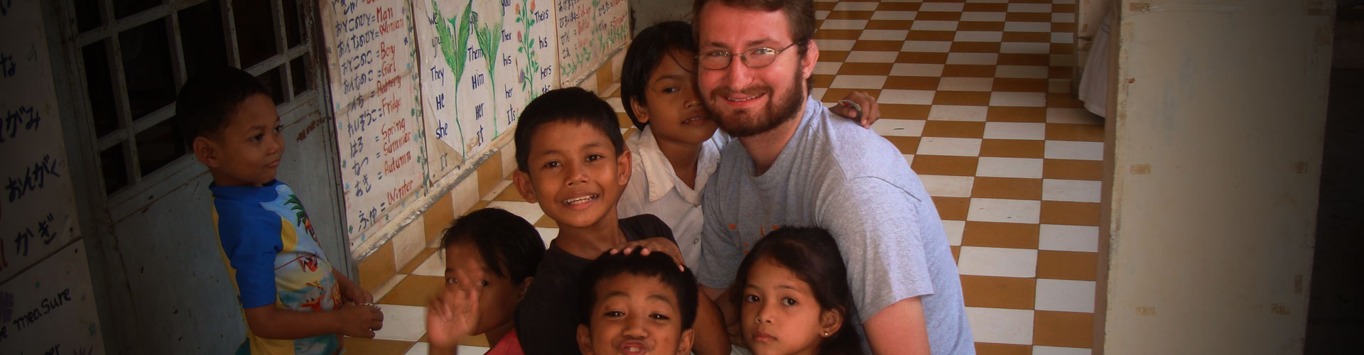 Programa de voluntariado para cuidar de crianças no Camboja