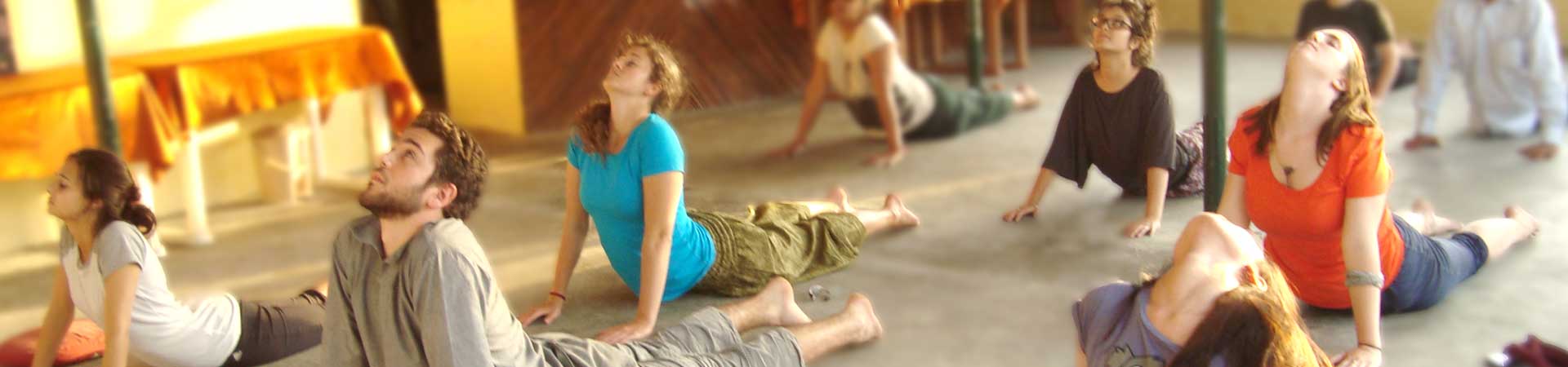 Yoga e aventura voluntária no Himalaia