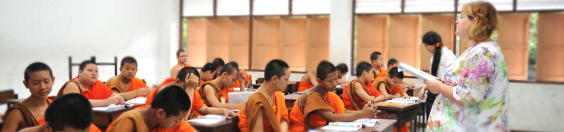 Voluntário ensinando inglês para monges em Chiang Mai, Tailândia