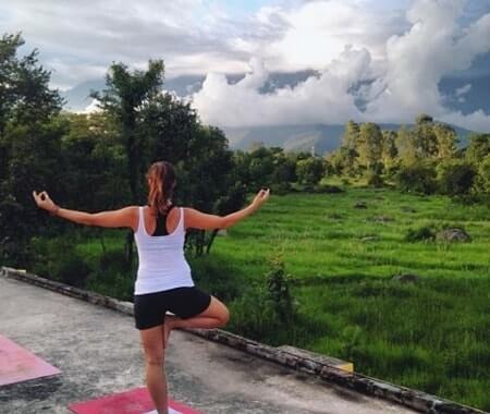 Yoga e aventura voluntária no Himalaia