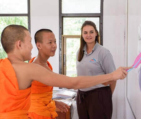 Voluntário Ensinando Inglês aos Monges em Chiang Mai Tailândia