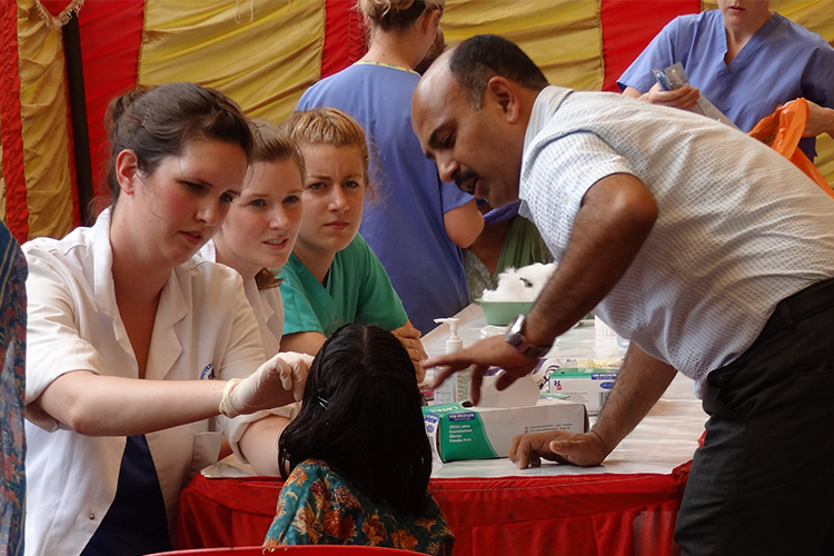 Estudantes de odontologia, obtendo as mãos sobre a exposição e experiência durante o programa odontológico na Índia>