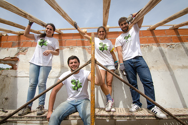Freiwilligengruppe, die an einem Bauprojekt in Portugal beteiligt ist>