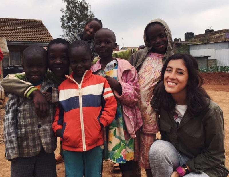 Laura París Kenya volunteering with kids