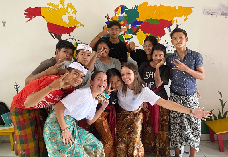 Trabalho voluntário no exterior com um amigo