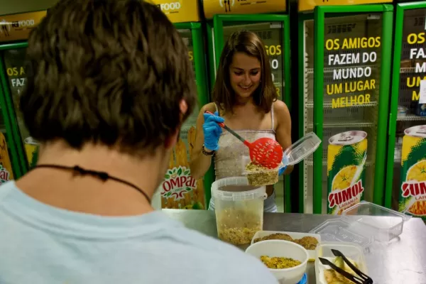 Volunteer for Fighting Food Waste and Hunger - Portugal Volunteer for Fighting Food Waste and Hunger - Portugal