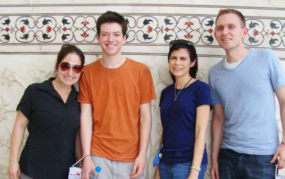 Les presentamos a Jacob Custer, quien fue voluntario en India y Kenia.